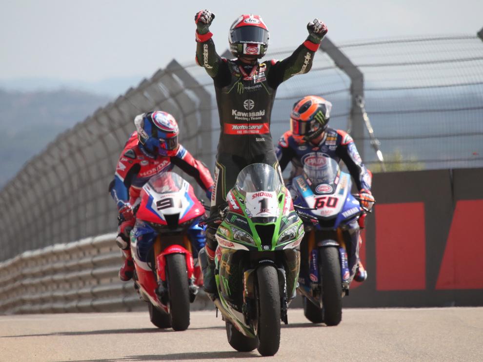 El piloto Jonathan Rea (Kawasaki Racing Team) entra victorioso en la carrera de Superbikes celebrada el domingo en el circuito turolense de Motorland Alcañi
