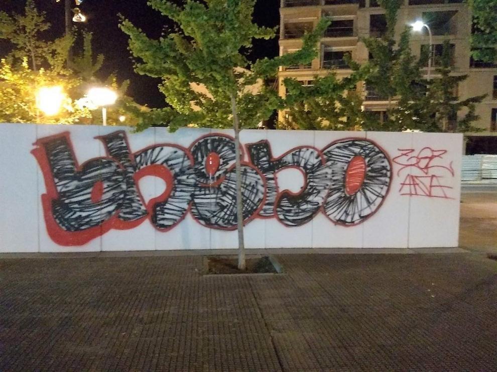 Grafiti que realizaba el denunciado en la plaza de las Miguelas cuando fue sorprendido.