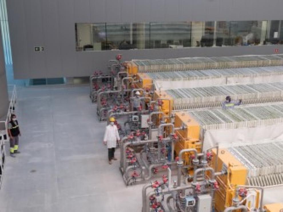 Un operario trabajando en las instalaciones de Industrias Químicas del Ebro (IQE) en el polígono de Malpica.