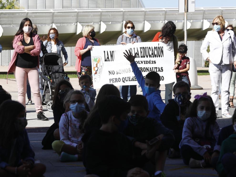 Protesta teatralizada del colegio Gil Tarín de La Muela