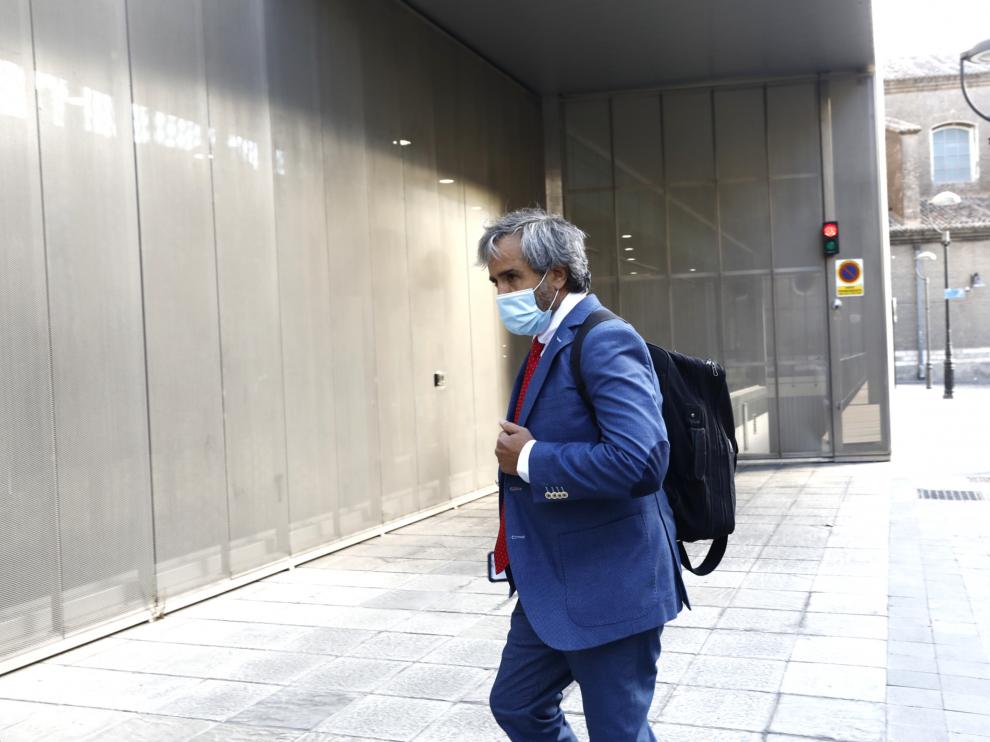 El abogado defensor de Lanza, Endika Zulueta, a su llegada este lunes a los juzgados de Zaragoza.