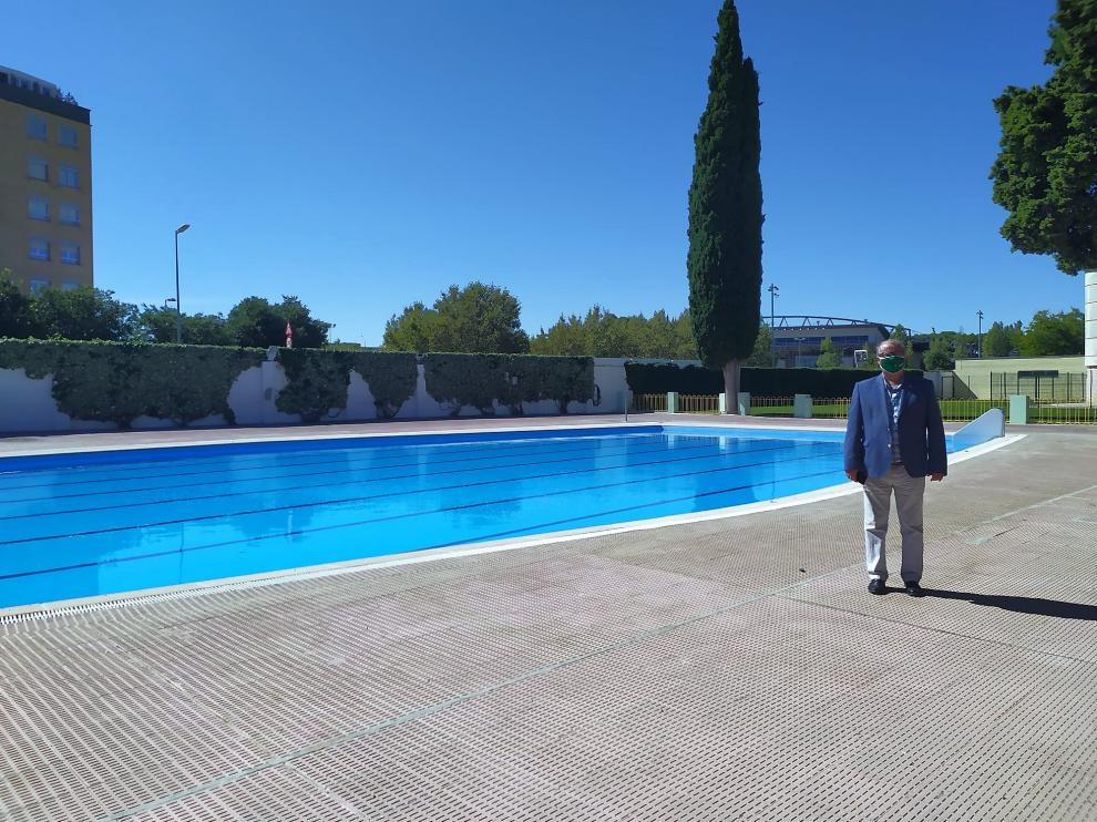 El presidente del Patronato Municipal de Deportes, José María Romance, en las piscinas de San Jorge