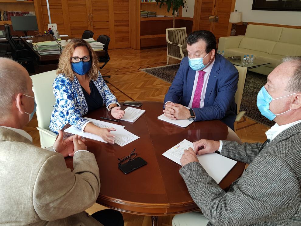 Mayte Pérez se ha reunido este martes con el presidente de la Federación Aragonesa de Municipios, Comarcas y Provincias, Luis Zubieta.
