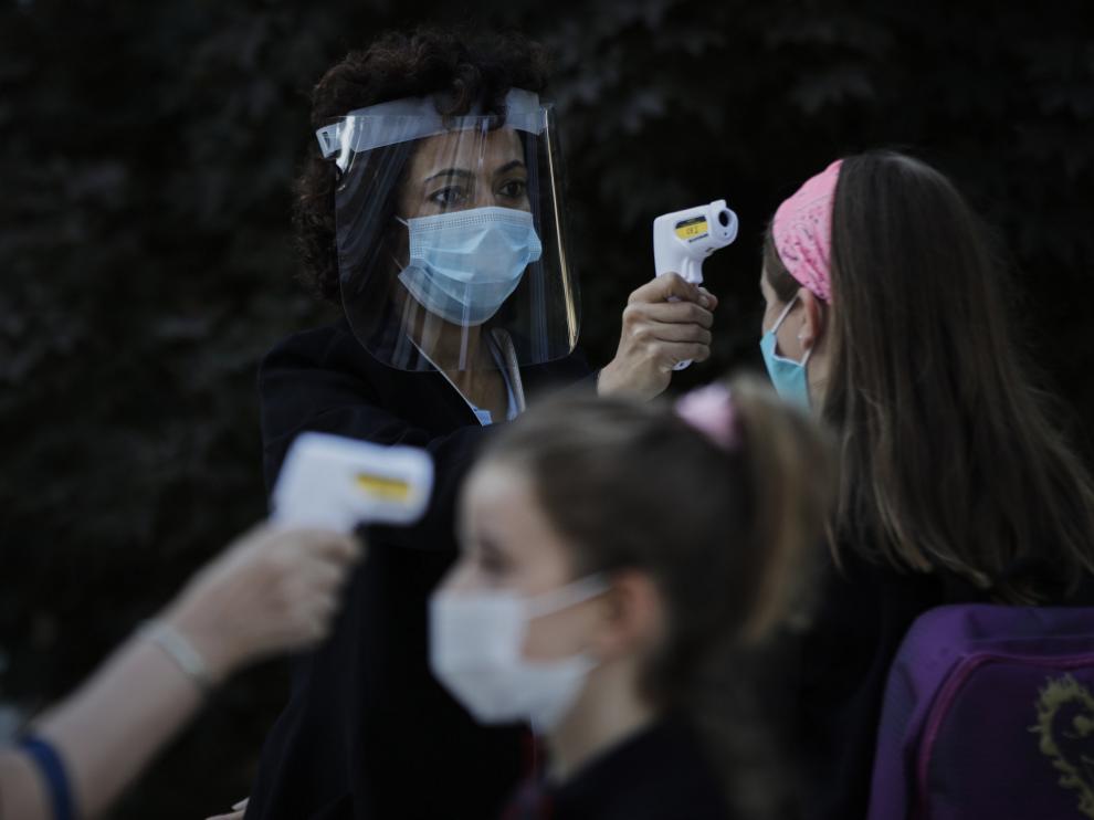 Toma de temperatura en un colegio.