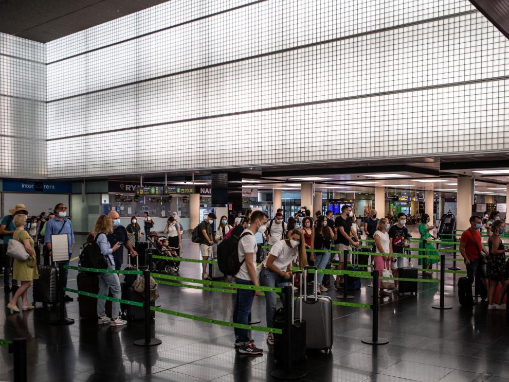 Varios pasajeros en los mostradores de facturación de la T2 del Aeropuerto de El Prat de Barcelona, el pasado 24 de julio.