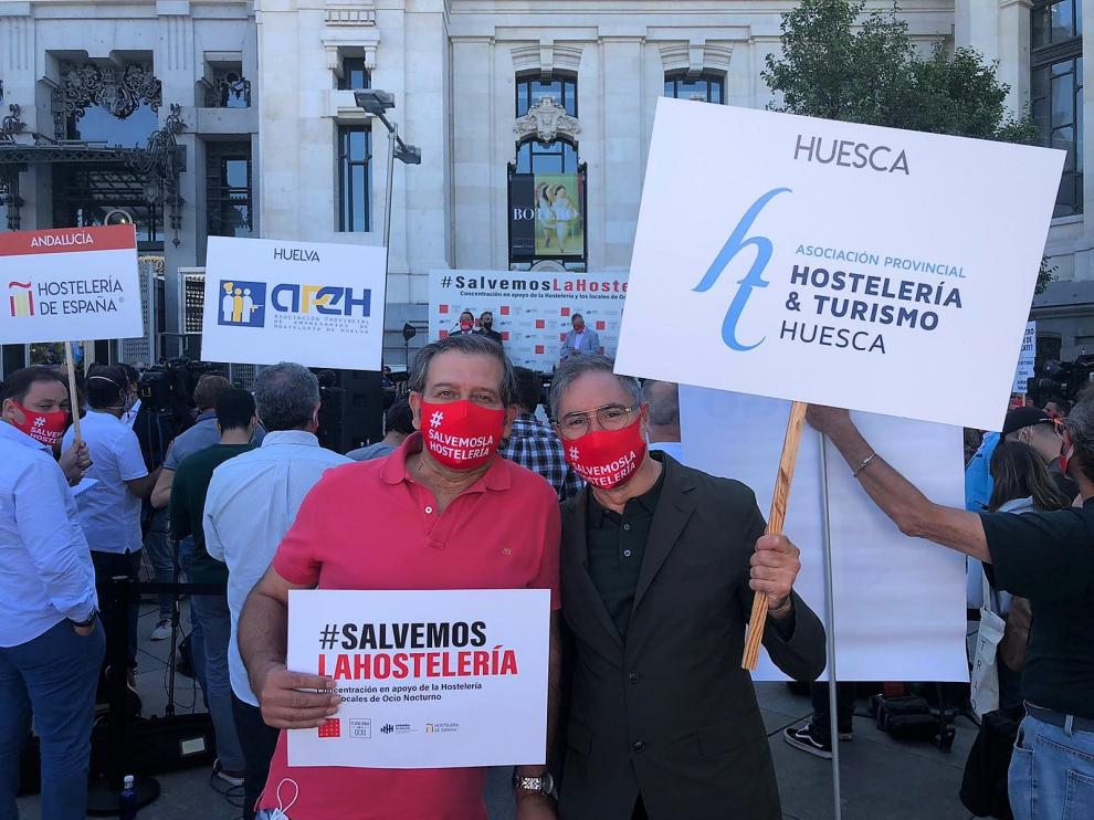 Carmelo Bosque, a la derecha, en la concentración de este miércoles en Madrid.