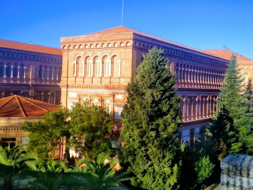 En el caso del colegio 'Niña María' -popularmente conocido como Adoratrices- la decisión se ha adoptado después de que este martes por la noche tuvieran conocimiento de que una profesora de Infantil del centro había dado positivo
