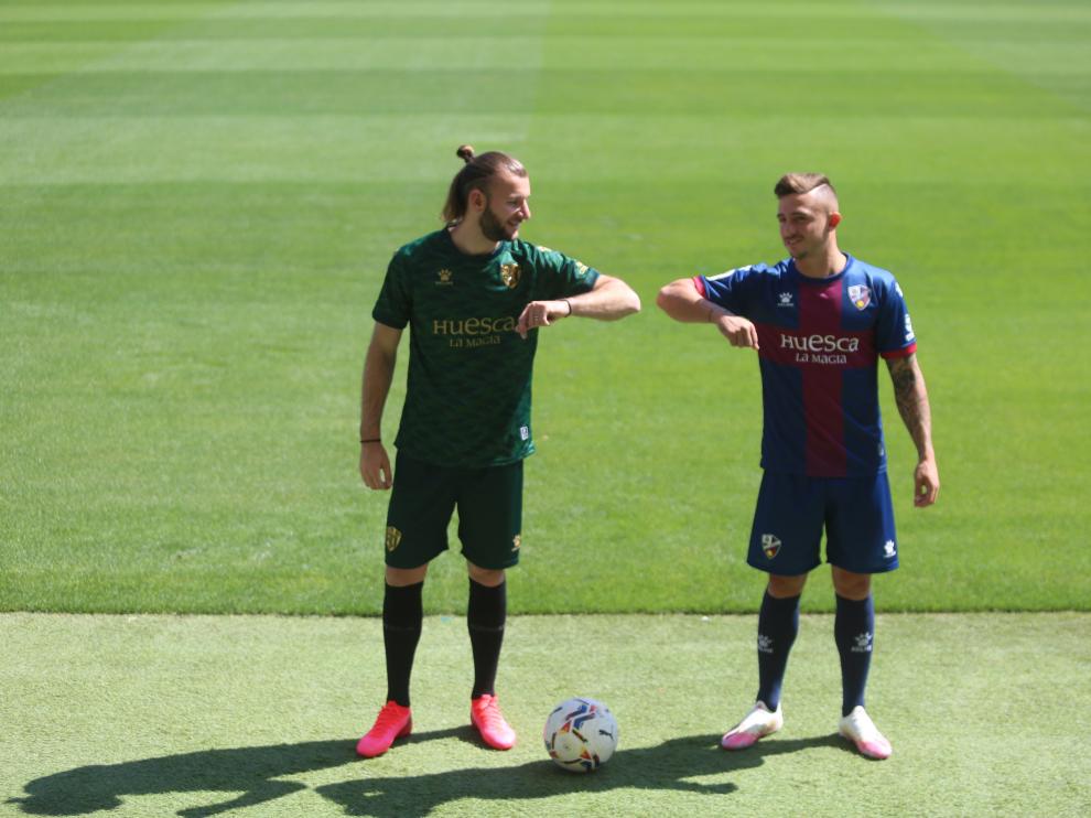 Gastón Silva y Maffeo se saludan con el codo luciendo las nuevas equipaciones de la SD Huesca