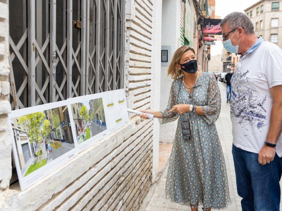 La consejera municipal de Infraestructuras, Patricia Cavero, en la calle de Santiago Lapuente, en el barrio Jesús, que saldrá a licitación.