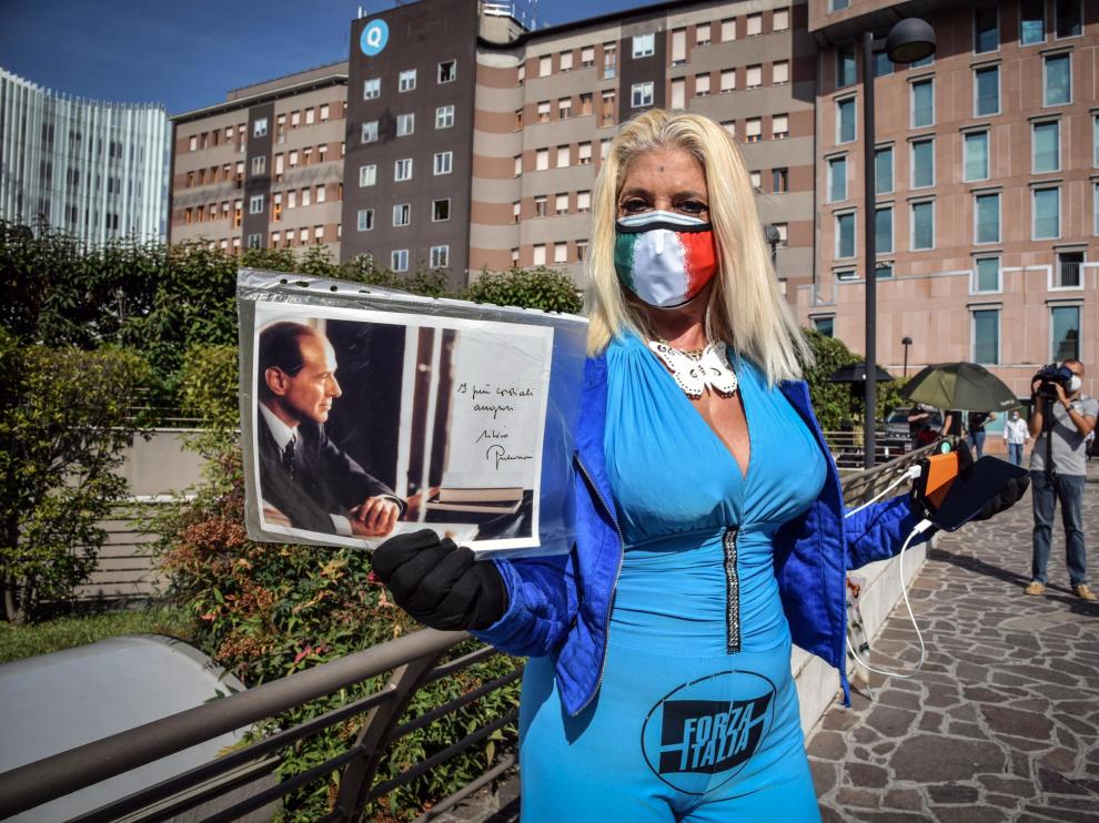 Una seguidora de Berlusconi, delante del hospital San Raffaele de Milán donde está ingresado