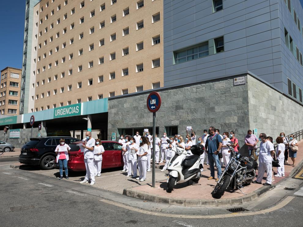 Concentración de celadores a las puertas del hospital Miguel Servet.