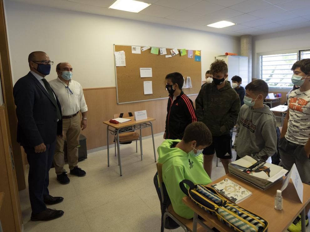 El consejero de Educación del Gobierno de Aragón, Felipe Faci, visita el instituto de secundaria Segundo de Chomón, en Teruel, en el primer día de clase de secundaria.