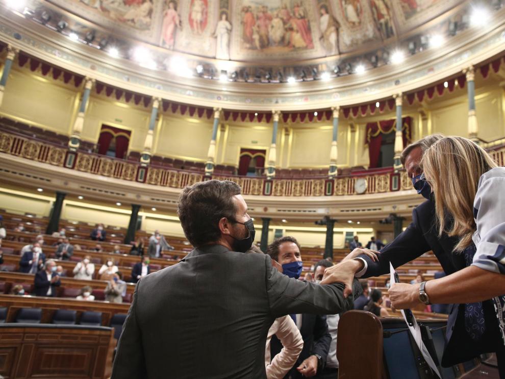 El líder del PP, Pablo Casado, saluda al comienzo de la sesión en el Congreso.