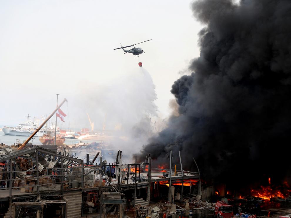 Un gran incendio afecta al puerto de Beirut devastado hace un mes por la explosión