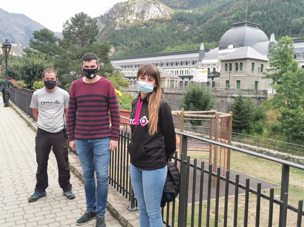 Los organizadores de la prueba y el alcalde de Canfranc, Fernando Sánchez.