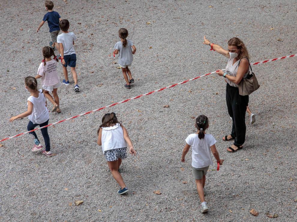 Niños jugando en el recreo.