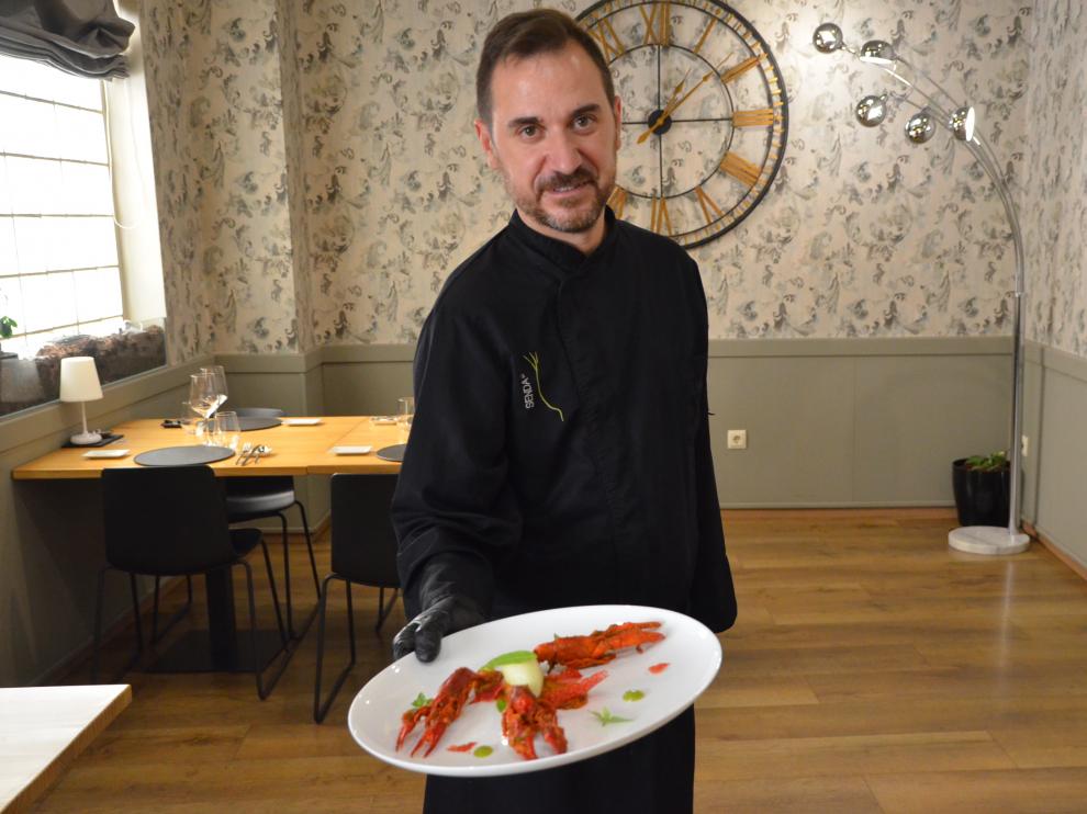 David Baldrich, de La Senda, con el plato de chillicrab de cangrejo de río con tomate seco y albahaca.