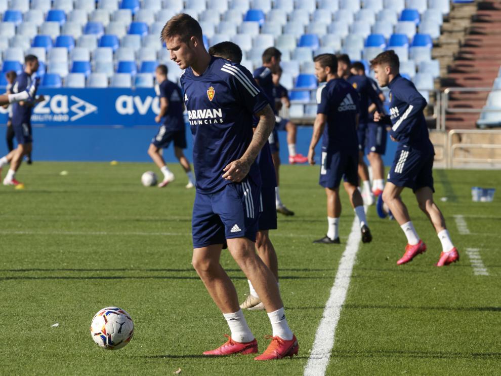 Carlos Vigaray, ayer, durante el entrenamiento del Real Zaragoza en La Romareda.