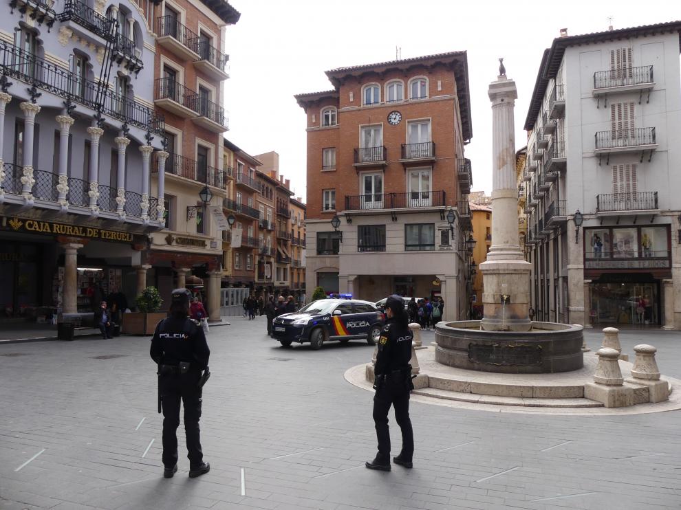 Dos agentes de la Policía Nacional, en la plaza del Torico de Teruel.