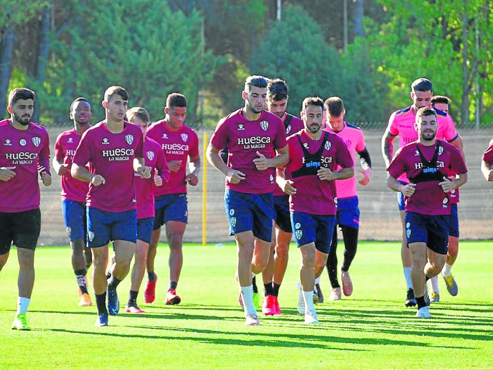 Los futbolistas de la plantilla azulgrana, durante un entrenamiento en el IES Pirámide