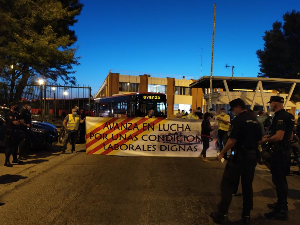 Los trabajadores se han colocado en el punto por el que salen los autobuses.