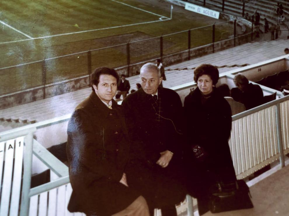 María Pilar Zavala, junto a su marido y su hijo, en La Romareda. La fotografía fue tomada el 1 de enero de 1978, en un partido Real Zaragoza-Granada en el que los blanquillos se impusieron por 2-1.
