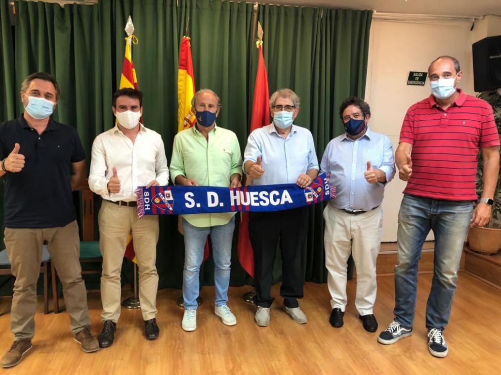 Petón, en el centro, con algunos de los miembros de la peña.
