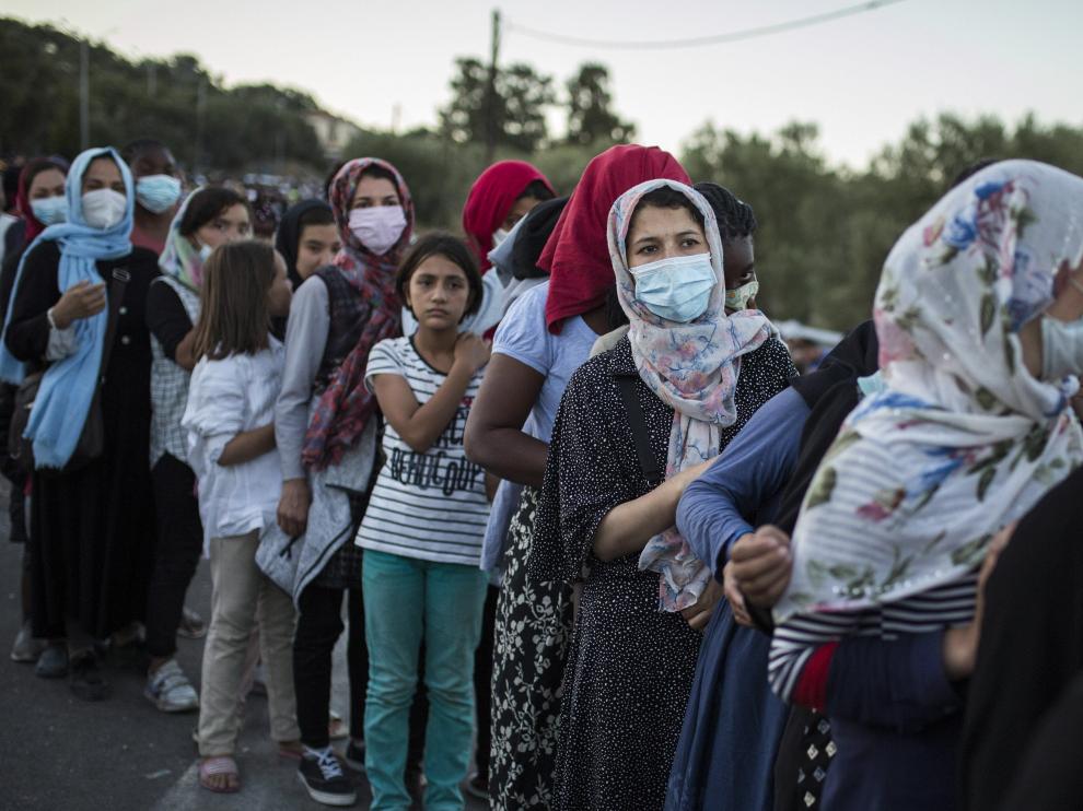 Un grupo de migrantes, a la intemperie en Moria durante este jueves.