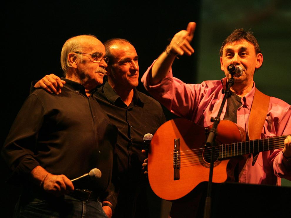 Carbonell, junto a Labordeta en el concierto de La Bullonera en el Periferias de 2007.