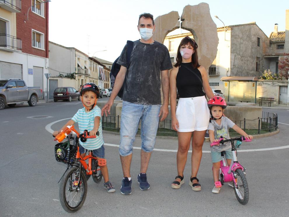 Carlos y Laura, junto a sus dos hijos, Pablo y Gabriel, en el Plegadero, uno de los lugares más reconocibles de Robres.