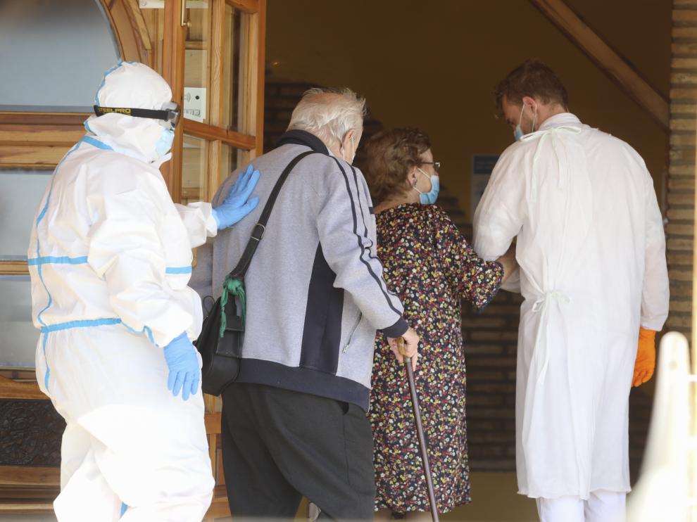El director de La Abubilla, Mateo Ferrer, recibe a dos de los internos llegados desde el centro de Huesca.