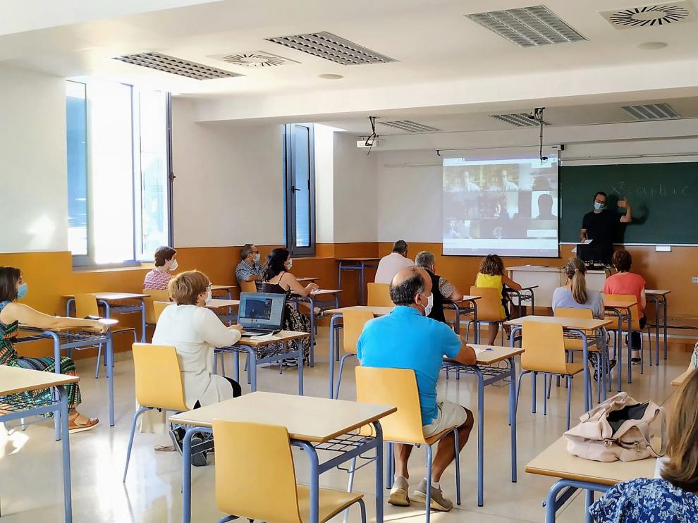 Profesorado de la Facultad de Empresa y Gestión Pública de Huesca, conociendo en una reunión el pasado viernes la nueva disposición de la aulas y las herramientas audiovisuales que utilizarán 0_EPS_EvAU_CampusHu.jpg 0_FEGP_Prof_CampusHu.jpg Gabinete de Imagen y Comunicación Profesorado de la Facultad de Empresa y Gestión Pública de Huesca, conociendo en una reunión el pasado viernes la nueva disposición de la aulas y las herramientas audiovisuales que utilizarán 0_EPS_EvAU_CampusHu.jpg 0_FEGP_Prof_CampusHu.jpg Gabinete de Imagen y Comunicación Profesorado de la Facultad de Empresa y Gestión Pública de Huesca, conociendo la nueva disposición de la aulas y las herramientas audiovisuales que utilizarán