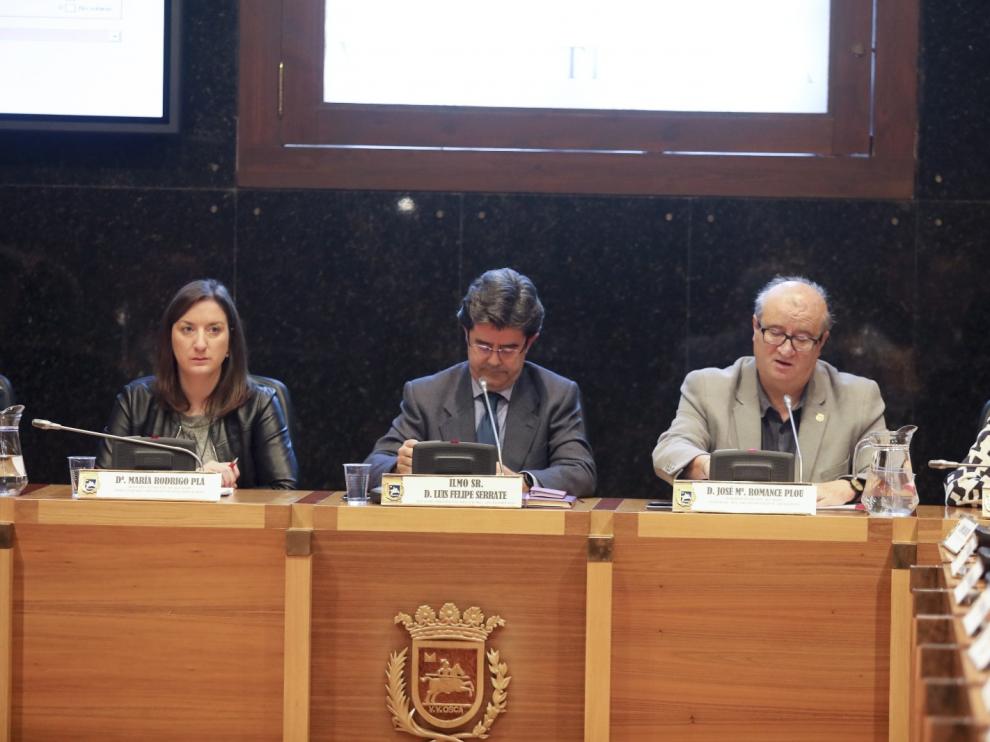 El alcalde de Huesca, Luis Felipe, entre María Rodrigo y José María Romance durante un pleno.