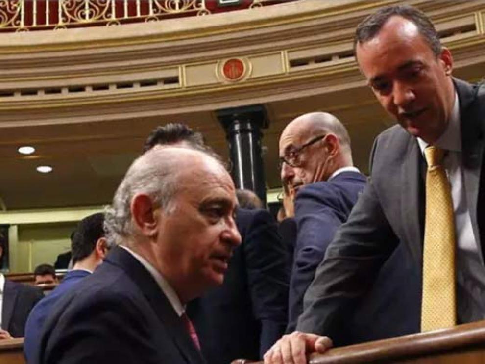 Francisco Martínez (izquierda) habla con el exministro Fernández Díaz.