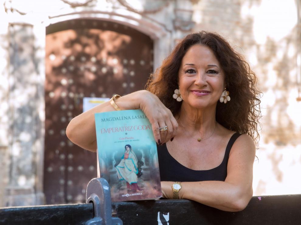 La escritora zaragozana Magdalena Lasala, con su libro.