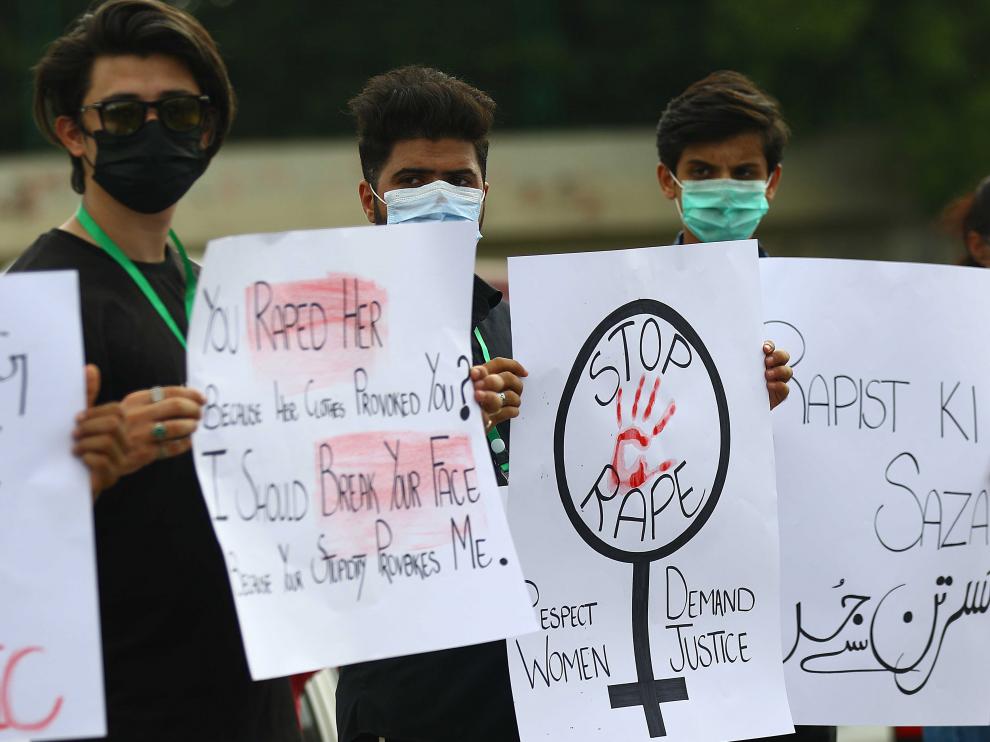 Un grupo de activistas protesta por la violación en la ciudad paquistaní de Karachi.