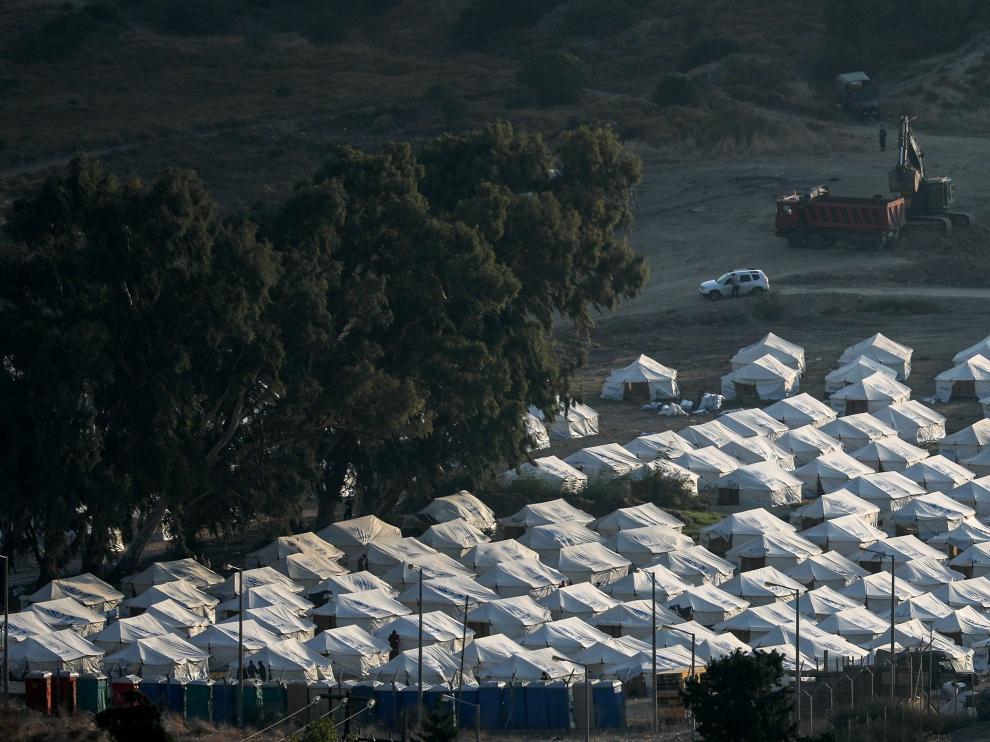 Vista del campamento temporal levantado en las instalaciones militares de Moria, en Grecia.