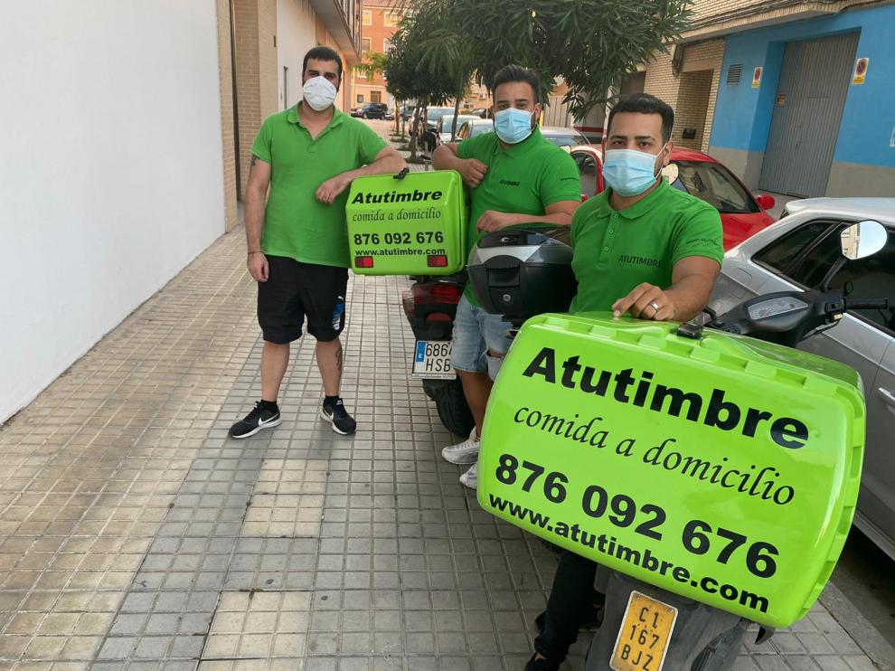 Domingo Motos (en el centro) con parte del equipo de Atutimbre.com.