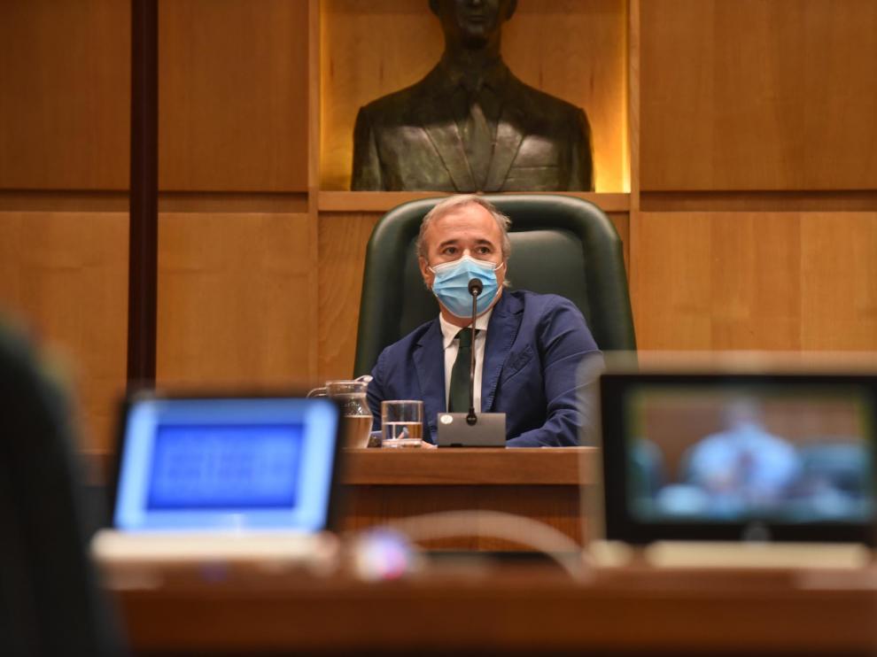Jorge Azcón, este lunes, en el pleno del Ayuntamiento de Zaragoza.