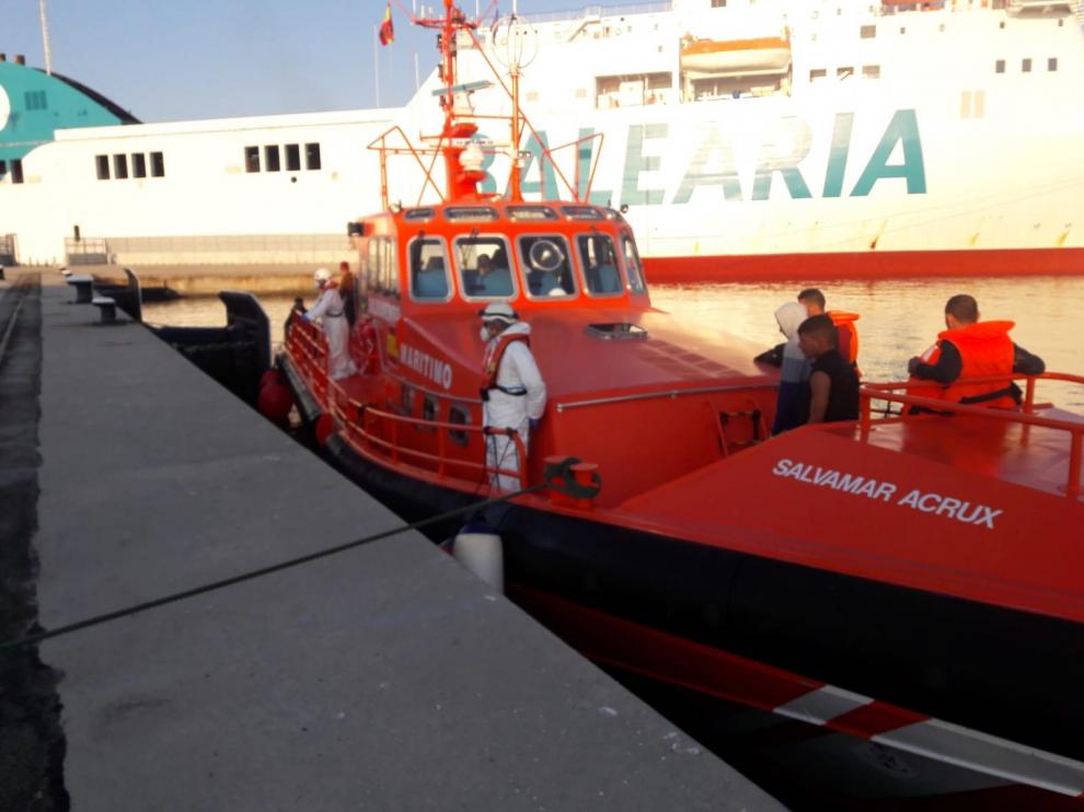 Los migrantes llegaron al puerto de Palma a bordo de una embarcación de Salvamento Marítimo.