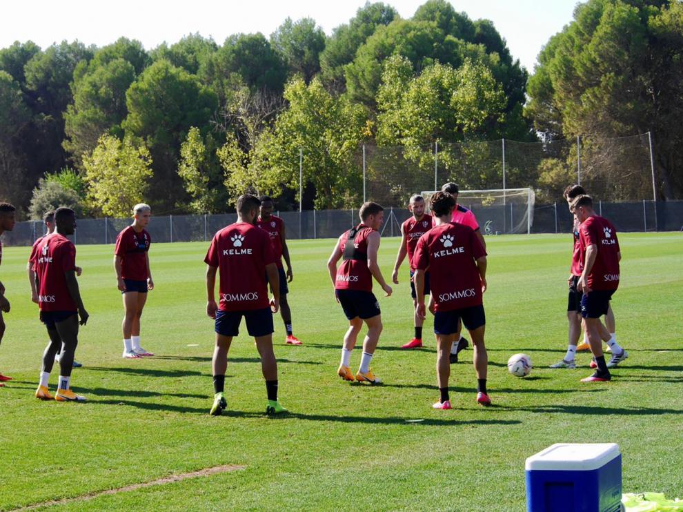 Los jugadores de la SD Huesca, durante el entrenamiento de este lunes en el Pirámide.