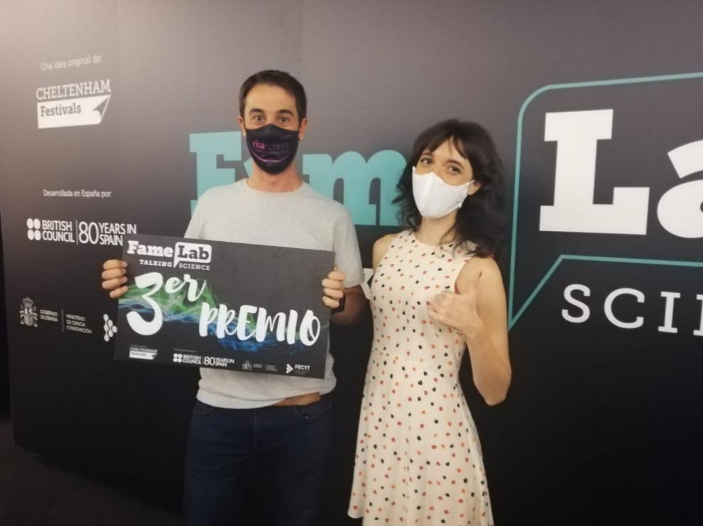 Víctor Manero, tercer premio en la final de Famelab celebrada en Madrid el pasado miércoles, junto a la también finalista Inés Mármol