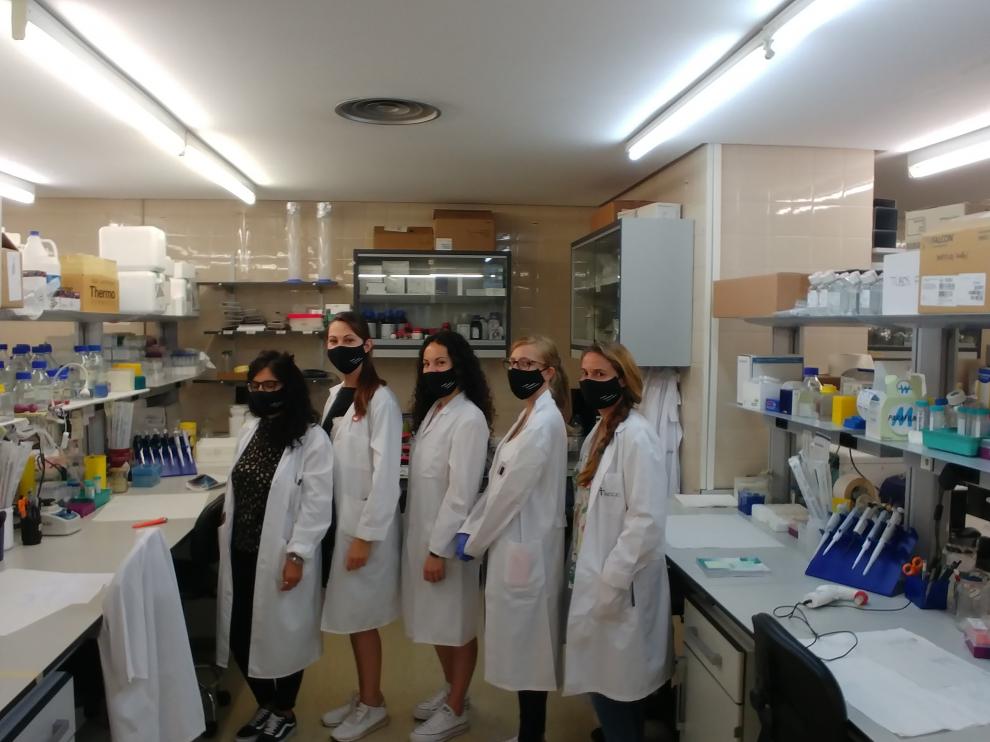 Investigadoras del grupo Metabolismo y células madre del cáncer del IIS Aragón, con las mascarillas solidarias