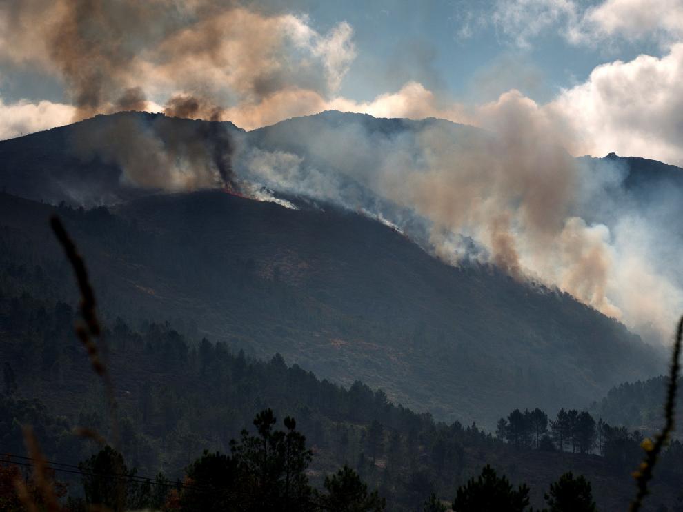 Continúa activo el incendio en Lobios, Orense
