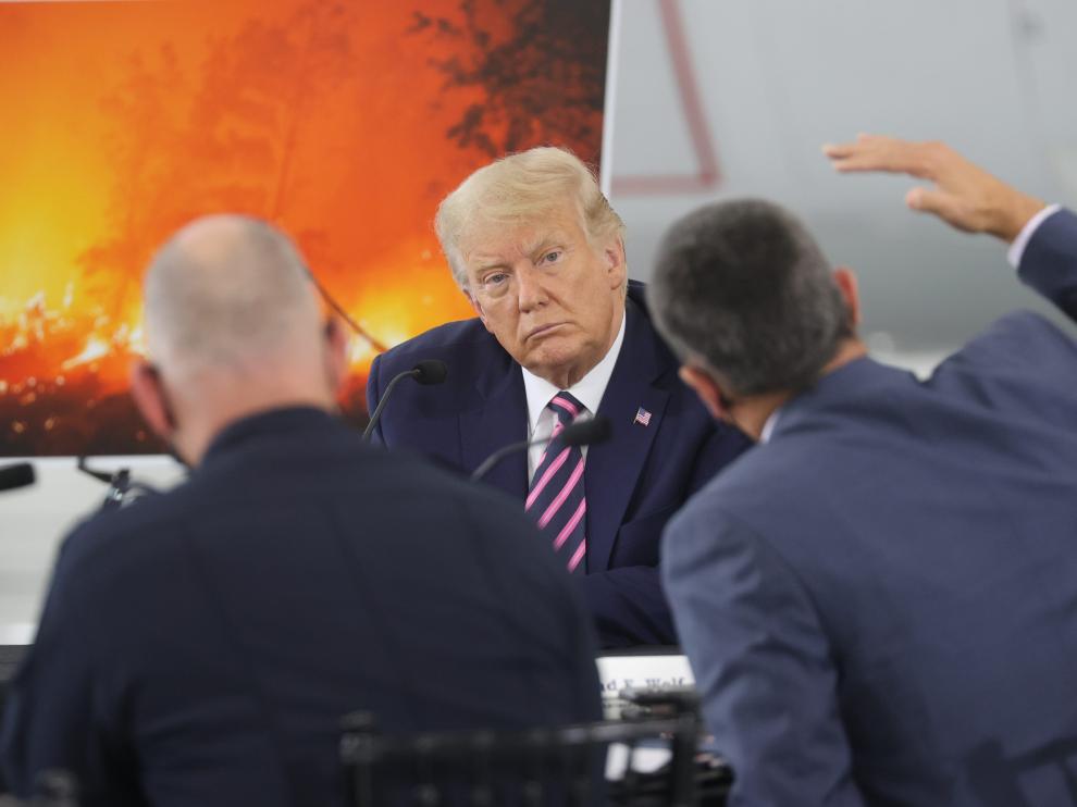 Donald Trump en el Parque McClellan afectado por el fuego