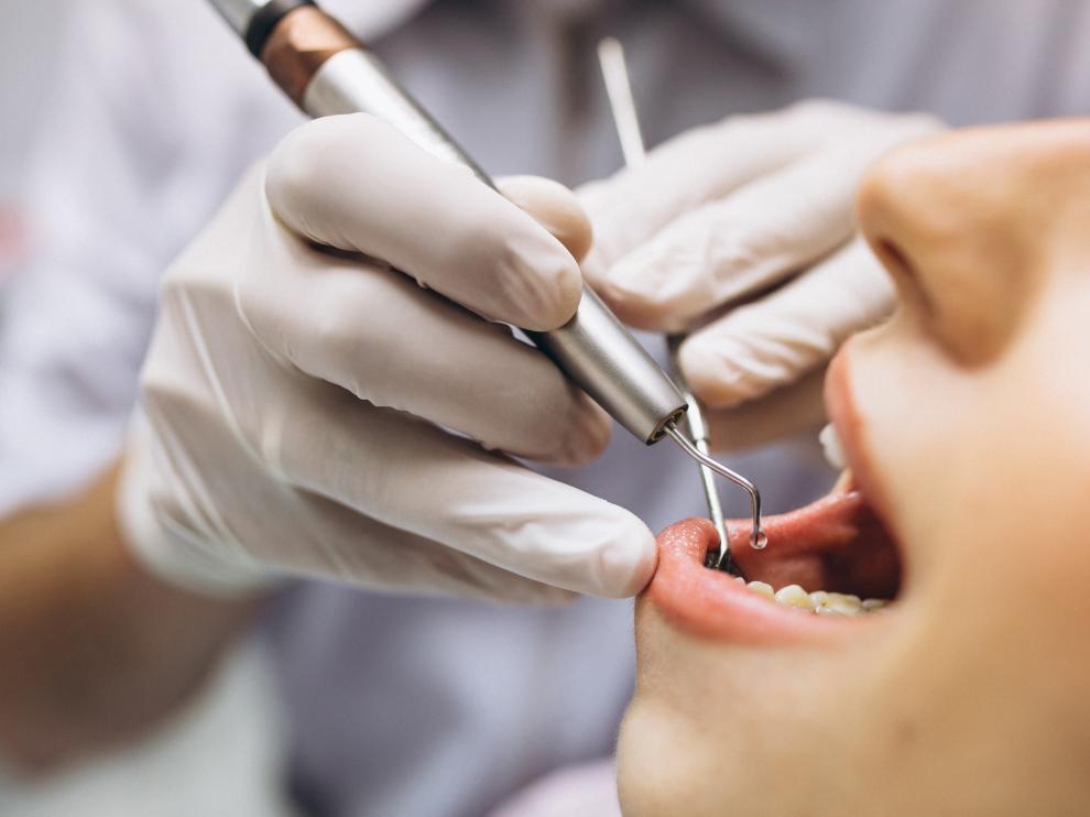 Los pacientes que sufren al mismo tiempo de periodontitis y enfermedades cardiovasculares pueden tener un mayor riesgo de complicaciones sistémicas, de modo que es esencial mantener una buena salud bucal y revisiones periódicas.