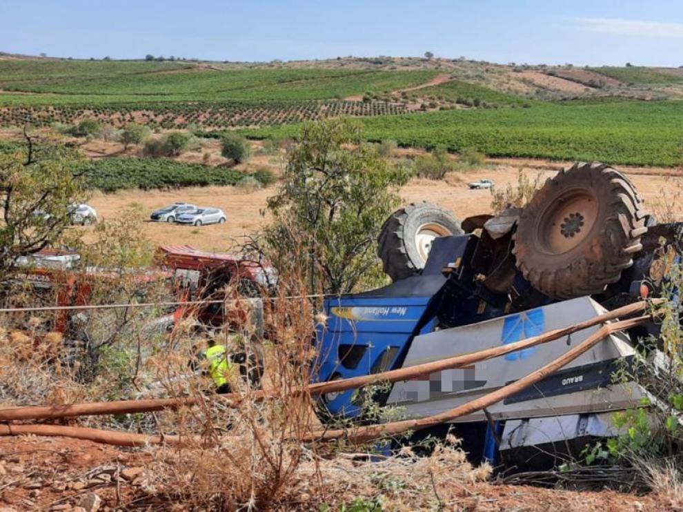 Imagen del accidente ocurrido en Cariñena, en el que ha fallecido un hombre al volcar la vendimiadora con la que trabajaba
