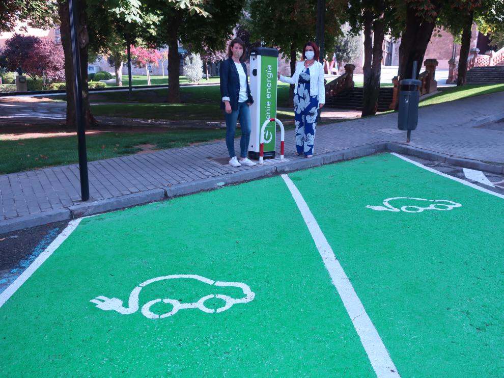 La alcaldesa de Teruel, Emma Buj, con concejal de Movilidad, Ana Oliván, en el punto de recarga situado en la zona de la Escalinata