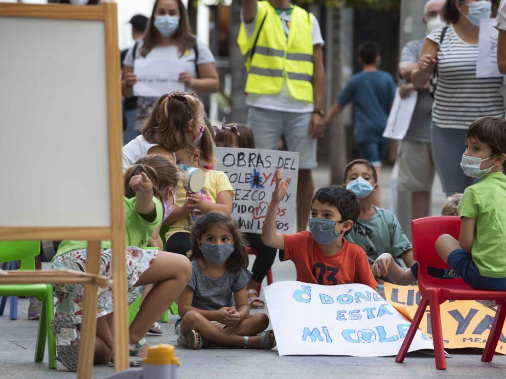 Los menores del Soledad Puértolas y sus familias se manifestaron en la plaza de España.