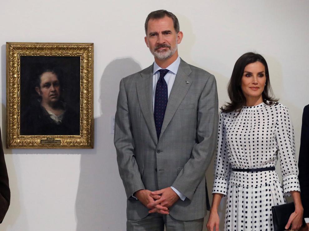 Los Reyes de España, don Felipe y doña Letizia (en la foto junto a un autorretrato de Goya), recibirán hoy el Premio Extraordinario HERALDO 125 Aniversario